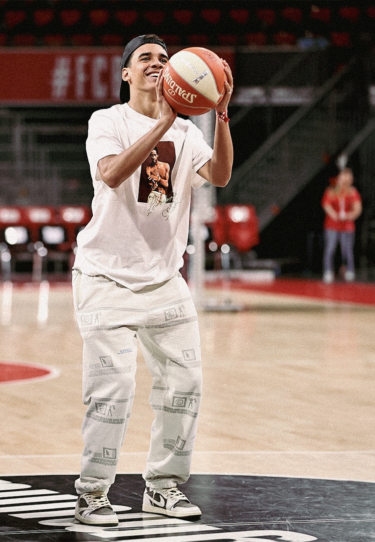 Jamal Musiala beim Basketball spielen.