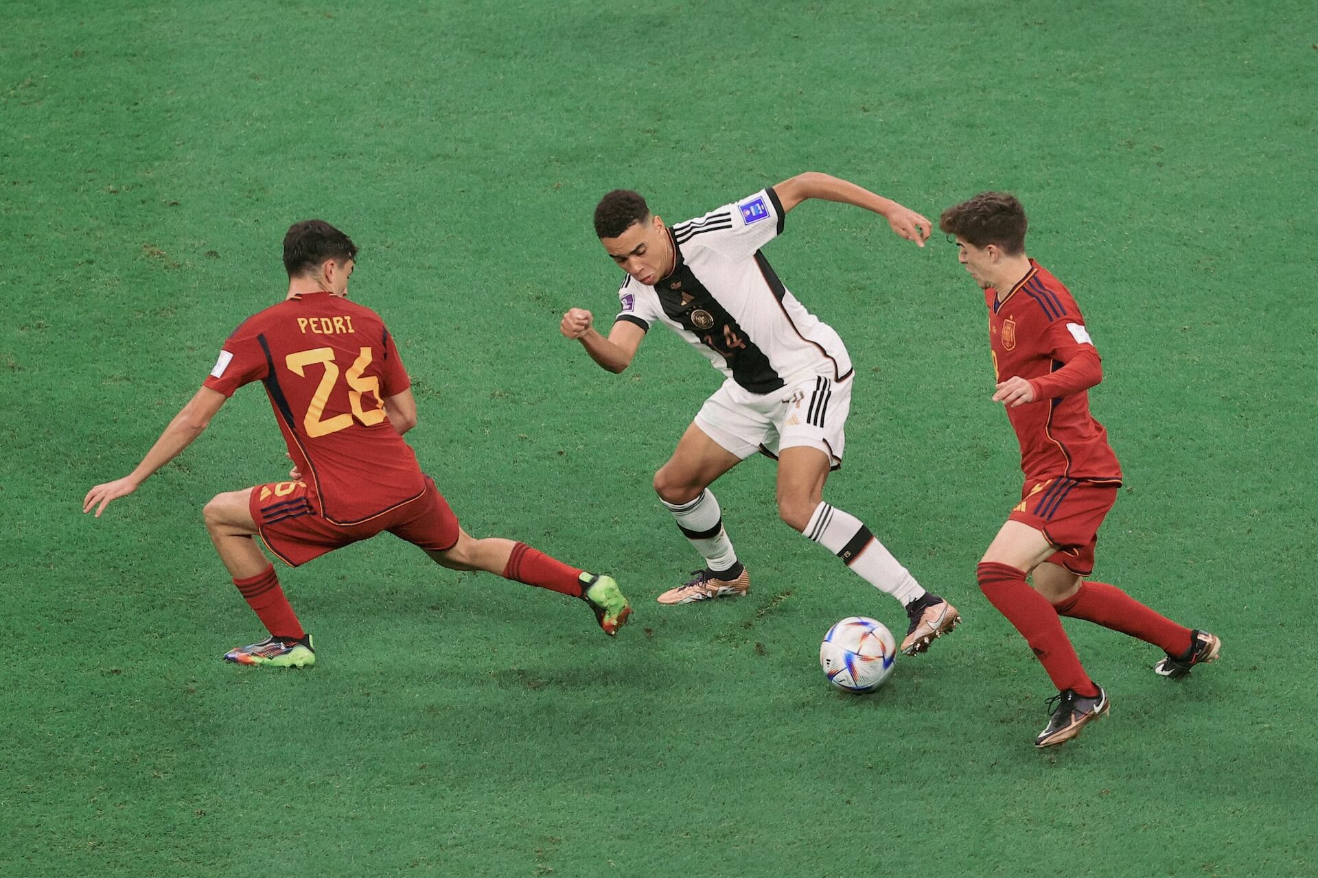 Jamal Musiala bei einem Fußballspiel, mit der deutschen Nationalmanschaft gegen Spanien.